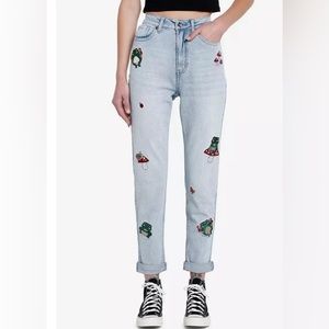 Hot Topic Denim Frogs & Mushrooms Embroidered Mom Jeans Size 3 Light Wash Grunge